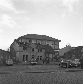 Neubau des Rathauses in Wickede, Abbruch der davor liegenden Bebauung, undatiert, um 1960 (?).