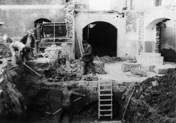 Landeshaus der Provinz Westfalen, Kriegsschäden: Arbeiten im Inneren nach dem Luftangriff 1943 (Freiherr vom Stein-Platz)