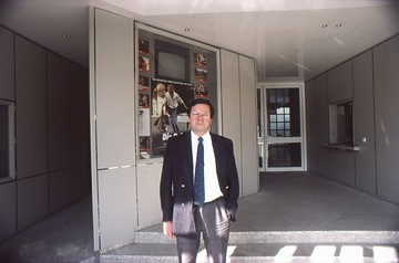 ARRI-Kino, Türkenstraße, München; Filmproduzent und Filmverleiher Theo Hinz im Eingangsbereich
