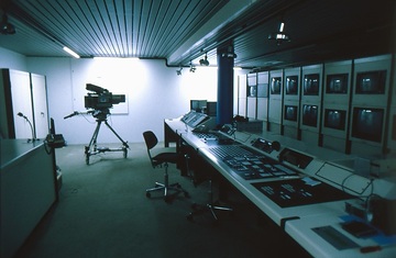 ARRI-Kino, Türkenstraße, München; Technikraum. Im Hintergrund Filmkamera auf Stativ der Fa. ARRI