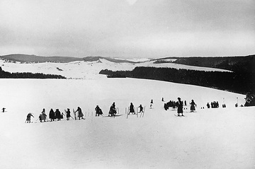Skifahrer im verschneiten Rothaargebirge, undatiert, 1920er Jahre