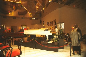Broadway Kino Landstuhl. Foyer. Liveunterhaltung am Klavier vor der Filmvorstellung.