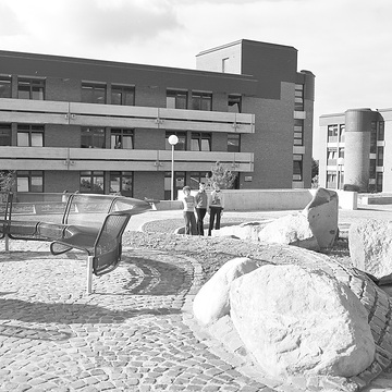LWL-Klinik Hemer, auch Hans-Prinzhorn-Klinik (HPK), Klinik für Psychiatrie, Psychotherapie und Psychosomatik in Hemer-Frönsberg: Außenanlagen der Klinik.