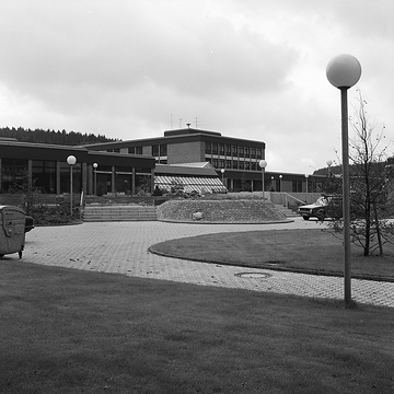 LWL-Klinik Hemer, auch Hans-Prinzhorn-Klinik (HPK), Klinik für Psychiatrie, Psychotherapie und Psychosomatik in Hemer-Frönsberg: Außenanlagen der Klinik.