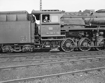 Rheine-Hauenhorst: Lokomotive auf der Drehscheibe vor dem Ringlokschuppen. Das Bahnbetriebswerk Rheine wurde zwischen 1911 und 1919 im Rheiner Stadtteil Hauenhorst gebaut und stellte Rangier- und Güterzugloks für den Bahnbetrieb bereit.