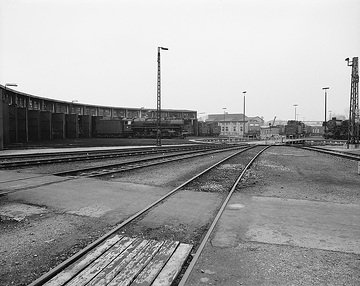 Rheine-Hauenhorst: Lokomotiven auf der Drehscheibe vor dem Ringlokschuppen. Das Bahnbetriebswerk Rheine wurde zwischen 1911 und 1919 im Rheiner Stadtteil Hauenhorst gebaut und stellte Rangier- und Güterzugloks für den Bahnbetrieb bereit.