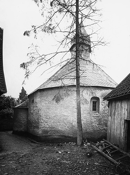 Heilig Kreuz-Kapelle ("Drüggelter Kapelle") auf Hof Schulte-Drüggelte in Möhnesee-Delecke, romanischer Zentralbau mit zwölfeckigem Grundriss, erbaut Mitte des 12. Jh., Aufnahme undatiert, um 1913?