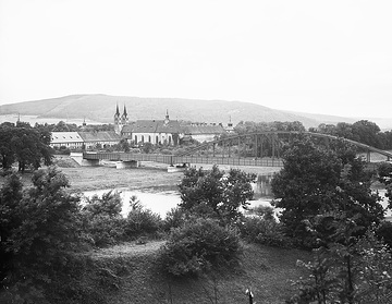 Kloster Corvey, ehem. Benediktinerabtei, um 1940?: Blick über die Weser auf die St. Stephanus und Vitus-Kirche