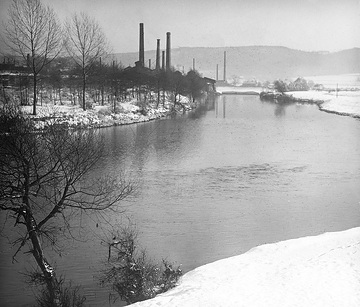 Schornsteinkulisse einer Industrieanlage am winterlichen Ruhrufer, um 1930?