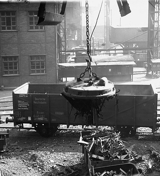 Stahlwerk Hoesch: Entladen eines Güterwaggons der Deutschen Reichsbahn