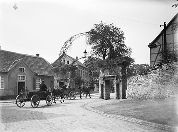 Pferdefuhrwerke am verbliebenen Fußgängerdurchgang des ehemaligen Jakobitores (1823 abgerissen)