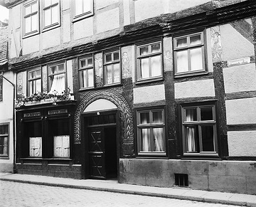 Höxter-Altstadt, Stummrige Straße 27: Haus Cors (später „Adam und Eva-Haus“) - Eingangsportal mit Perlschnurschnitzerei, Weserrenaissance. Undatiert, um 1920?