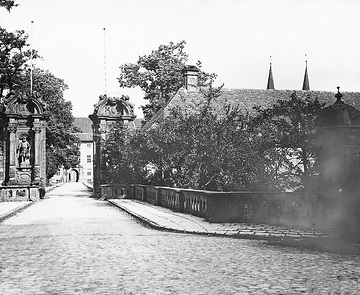 Kloster Corvey, ehemalige Benediktinerabtei, Höxter: Barocke Toranlage, errichtet zur Zeit des Abtes Maximilian von Horrich (reg. 1714-1721). Undatiert, um 1920?
