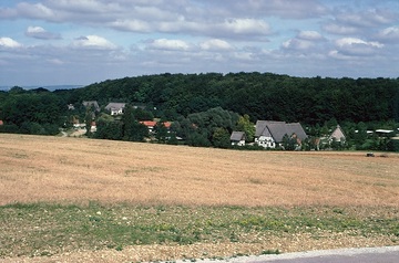 LWL-Freilichtmuseum Detmold, Blick von der Kappenwindmühle auf das Museumsdorf - im Vordergrund der Lippische Meierhof