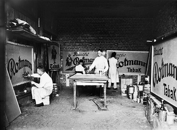 Zigarrenfabrik Rotmann in Steinfurt: Schildermaler beim Anfertigen von Werbetafeln