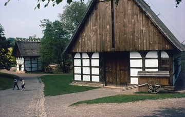 LWL-Freilichtmuseum Detmold, Lippischer Meierhof: Fachwerkscheune von 1599 mit Schäferkarren, Fachwerkspeicher von 1580