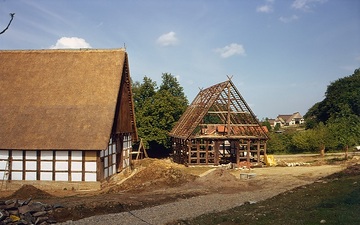 LWL-Freilichtmuseum Detmold, Lippischer Meierhof, Aufbauphase: Scheune im Rohbau neben dem fertiggestellten Haupthaus