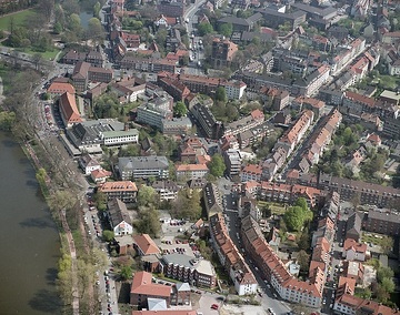 Münster, Aaseestadt: Mensa am Aasee; linke Bildhälfte: Aasee; obere Bildhälfte: Kreuzung Bismarkalle und Molkestraße, St. Antonius Kirche
