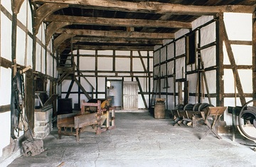 LWL-Freilichtmuseum Detmold, Paderborner Dorf, Valepagenhof: Fachwerkdeele mit landwirtschaftlichem Arbeitsgerät