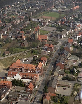 Münster, Hiltrup: Kreuzung, Hohe Geest, Am Klosterwald und Marktallee, Wohngebiet, Kath. Kirche St. Clemens