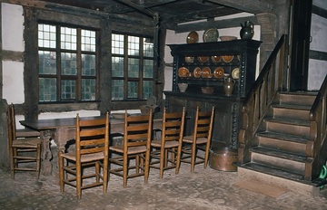 LWL-Freilichtmuseum Detmold, Gräftenhof, Haupthaus: Eßecke mit Glasschrank ("Prahlhans") in der Wohnküche