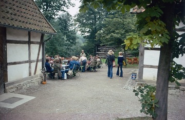 LWL-Freilichtmuseum Detmold, Besucher im Biergarten des "Tiergartenkruges"
