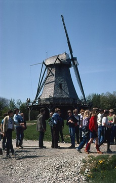 LWL-Freilichtmuseum Detmold, Besuchergruppe vor der Kappenwindmühle aus Tonnenheide