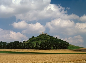 Der Desenberg (343 m NN) in der Warburger Börde; Basaltkegel mit Burgruine