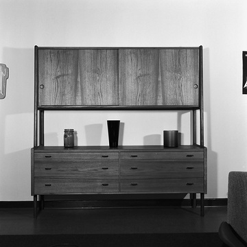 Ausstellung Modernes Wohnen, 1961: Holzschrank mit offener Ablagefläche, Schiebetüren und Schubladen