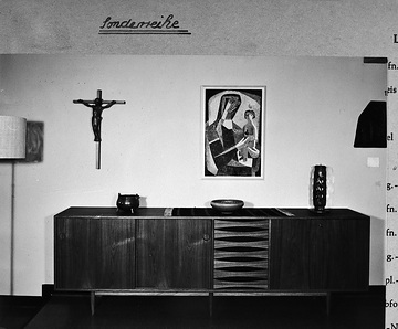 Ausstellung Modernes Wohnen, 1961: Sideboard mit zwei Schiebetüren, Schubläden und Klapptür
