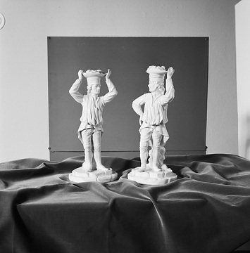 Meisterwerke-Ausstellung: zwei Fayence-Leuchter als Portraitfiguren des Braunschweiger Ministers