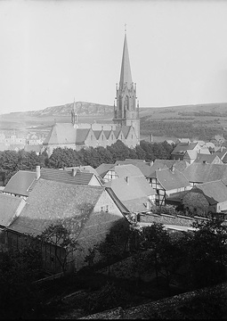 Blick über die Dächer des Ortszentrums auf die neue St. Pankratius-Kirche