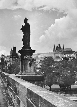 Prag: Statue des Hl. Nepomuk auf der Karlsbrücke (undatiert)