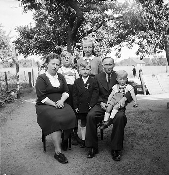 Familie Alois Funke, Weseler Straße 43, mit Kommunionkind Berni Funke