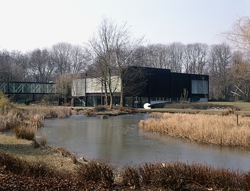Das Quadrat: Partie des Josef-Albers-Museums mit Blick über den Teich im Museumspark