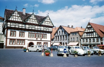 Marktplatz und Rathaus um 1975, errichtet 1587 von Baumeister Hans Rade, Steinbau mit auskragendem Fachwerkgeschoss, Renaissance