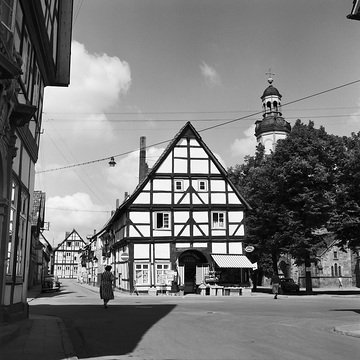 Rinteln-Altstadt, 1961: Haus Kirchplatz Nr. 8 mit Feinkosthandel Sasse (Ansicht von Osten), links die Kreuzstraße mit den Fronten der Häuserzeile Kirchplatz Nr. 7-1, rechts die St. Nicolai-Kirche mit Kirchplatz