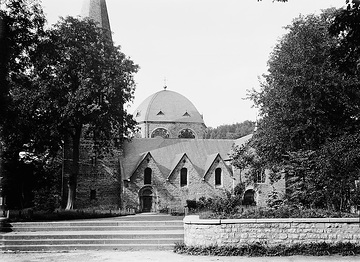 Die romanische St. Blasius-Kirche mit dem angegliederten Zentralbau von 1906