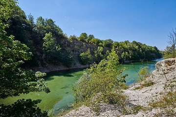 Naturschutzgebiet Canyon Lengerich: der Canyon - auch „Steinbruch im Kleefeld“ genannt - mit türkis-blauem Wasser