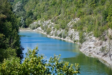 Naturschutzgebiet Canyon Lengerich: der Canyon - auch „Steinbruch im Kleefeld“ genannt - mit türkis-blauem Wasser