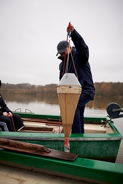 Dr. Christoph Lünterbusch beim Fangen von Plankton mit Schulklasse bei einem Gewässerökologischem Kurs auf dem Heiligen Meer