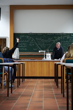 Dr. Christoph Lünterbusch mit Schulklasse bei einem Gewässerökologischem Kurs im Seminarraum am Heiligen Meer