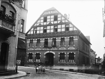 Backsteinbau mit reich verziertem Fachwerkaufsatz (Haus Gödde-Menke, erbaut 1906)