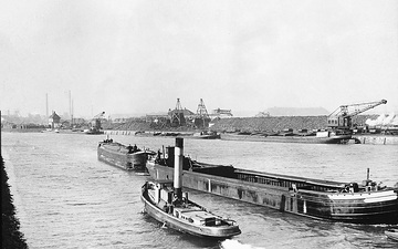 Kohle-beladener Frachtschleppverband auf dem Rhein-Herne-Kanal, Hafen Bottrop