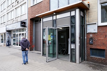 Blick auf den Eingang zum Haus der Wohnungslosenhilfe (HdW) in der Bahnhofstraße 62. In der Einrichtung finden obdachlose Männer aus Münster ganztägig Unterkunft und niedrigschwellige Hilfsangebote.
