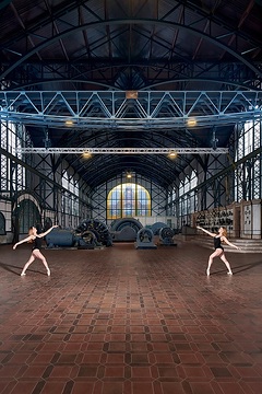 Ballettreisen durch Raum und Zeit: Zwei Balletttänzerinnen in der Maschinenhalle im LWL-Industriemuseum Zeche Zollern in Dortmund