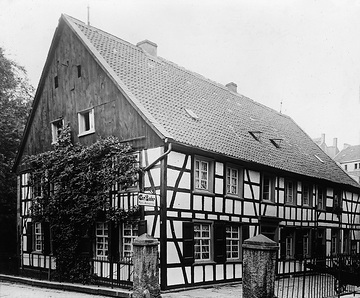 Haus Buchholz (1728): Alter Fachwerk-Bauernhof im modernen Wohnviertel an der Südstraße
