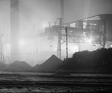 Krananlage im Feuerschein eines Stahlabstichs - Gußstahlwerk der Ruhrstahl AG bei Bommern