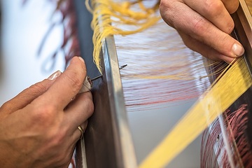 Schmitz Textiles GmbH & Co. KG: Ohne Handarbeit geht es auch in der Herstellung von hochwertigen Gardinen nicht. Hier wird „Dreherriet“ am Webstuhl manuell eingezogen.