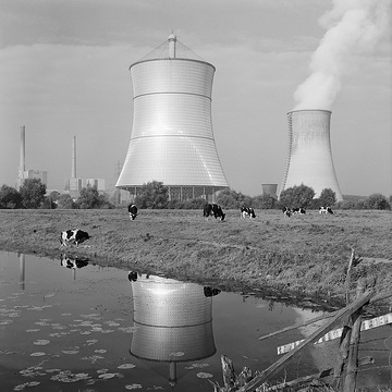 Kühltürme des Kraftwerkskomplexs der VEW (Vereinigte Elektrizitätswerke Westfalen) in Hamm-Uentrop; im Vordergrund Trockenkühlturm des THTR-300 (Thorium-Hoch-Temperatur-Reaktor)